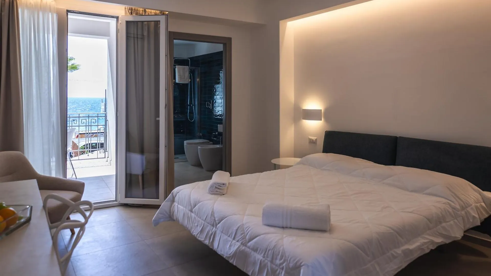 Atena Room Letojanni Guest house